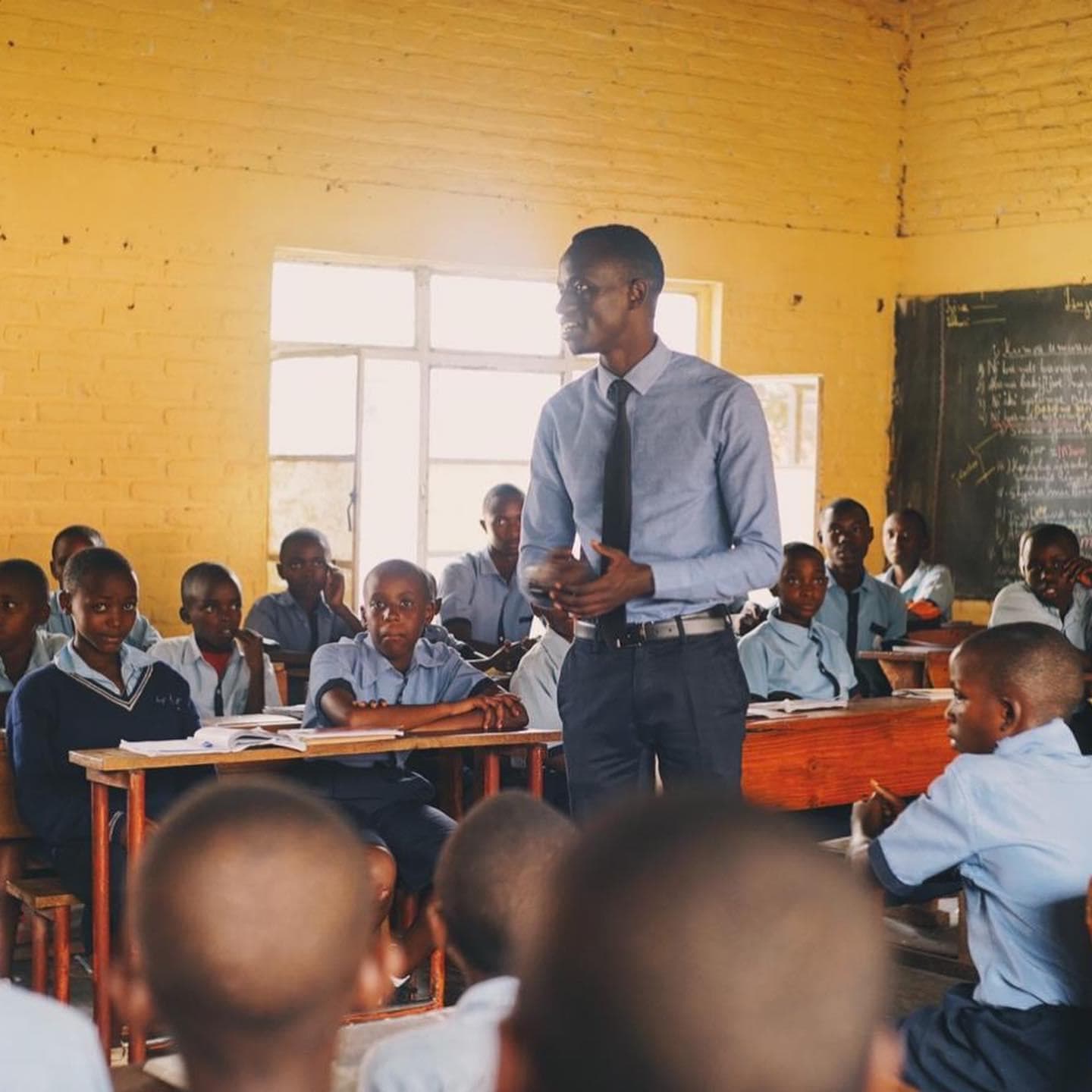 Bertrand Ishimwe speaking to a class of schoolchildren